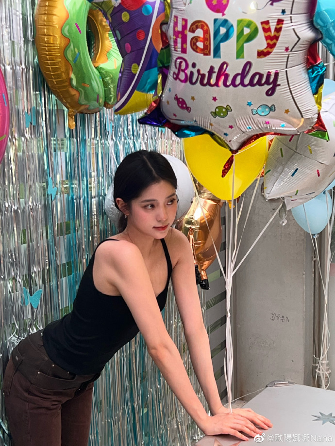 欧阳娜娜晒最新美照手拿气球甜美可爱