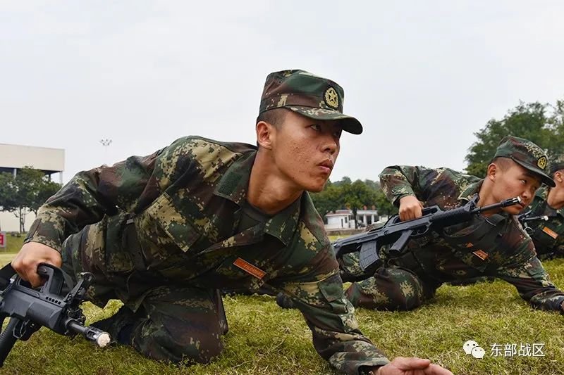 东风快递小哥第一次持枪有多帅图片来了
