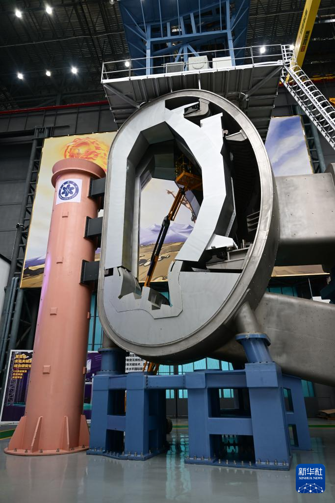 10月13日拍摄的聚变堆主机关键系统综合研究设施“夸父”（CRAFT）八分之一真空室，偏滤器安装在真空室内部。 10月13日上午，聚变堆主机关键系统综合研究设施“夸父”（CRAFT）取得重要进展——偏滤器原型部件顺利通过专家组测试与验收。 测试结果显示，该部件稳态热负荷能力达到20兆瓦/平方米，靶板面向等离子体表面邻接误差小于1毫米，标志着我国自主设计的国际尺寸最大、热负荷最高的偏滤器原型部件研制成功。 新华社记者 周牧 摄pagebreak