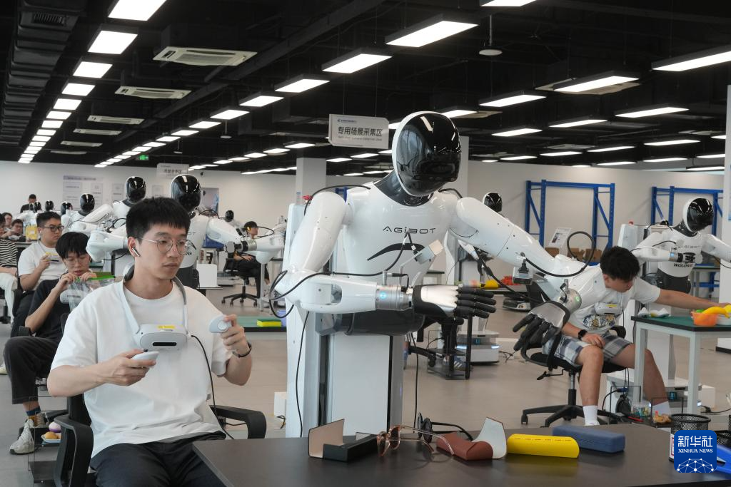 9月23日，工作人员操作机器人进行不同场景作业的数据采集。 为探索具身智能机器人在工业场景中的应用，位于浙江绍兴上虞区的杭州湾具身智能创新中心根据真实作业流程搭建数据采集场景，开展机器人作业模型训练，为具身智能机器人进入真实生产线积累实操经验。 新华社记者 翁忻旸 摄pagebreak