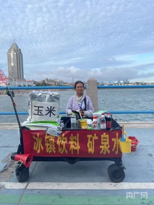 热搜第一！跳海救起落水大学生，“玉米阿姨”：哪有见死不救的！插图1