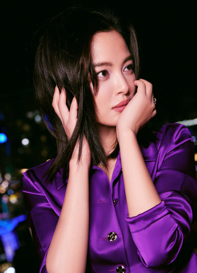 辛芷蕾穿紫色衬衣 简约干练气质满分