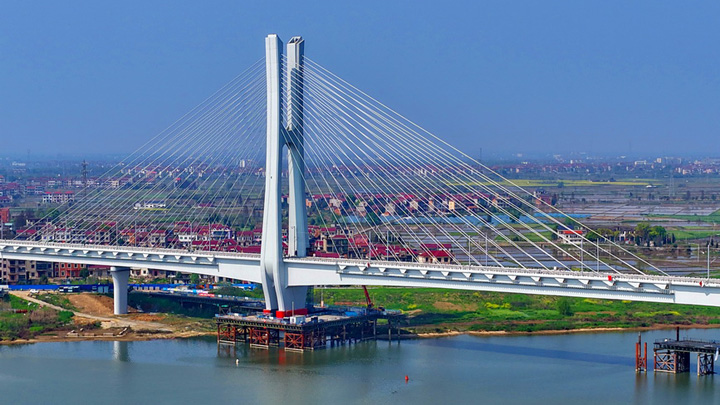 江西南昌：坚守岗位建设桥梁