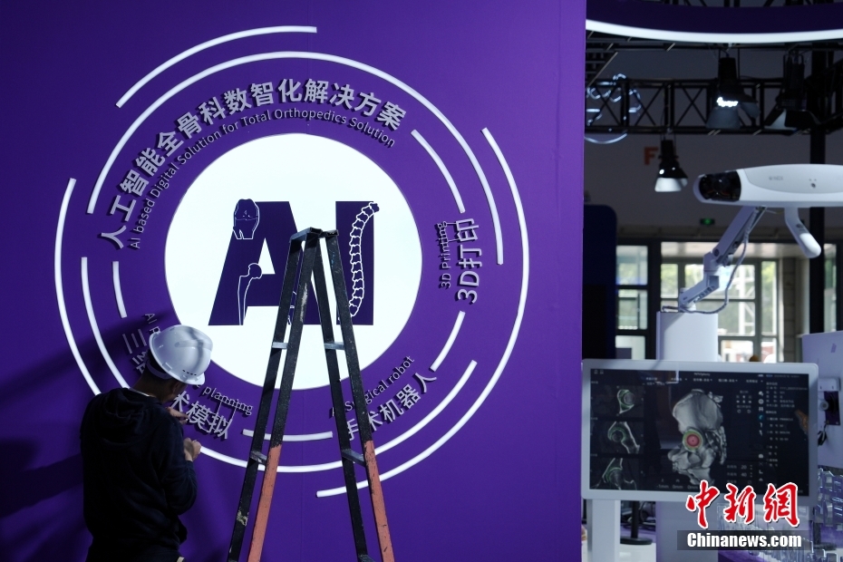 中新社记者 张祥毅 摄 5月7日，记者探营第二十七届中国北京国际科技产业博览会会场。该博览会将于5月8日至11日在北京国家会议中心举行。图为工作人员正在搭建展台。