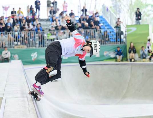 首个滑板洲际锦标赛在眉山完美谢幕 12岁小将孟令妍夺冠