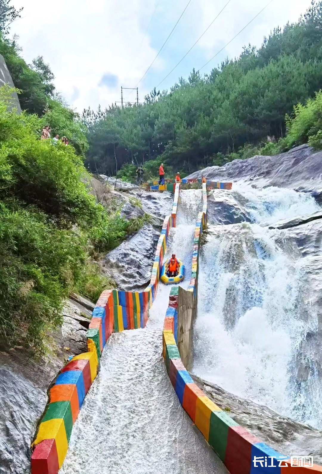 湖北麻城天景山漂流船遭游客疯抢,景区回应:人太多管不过来