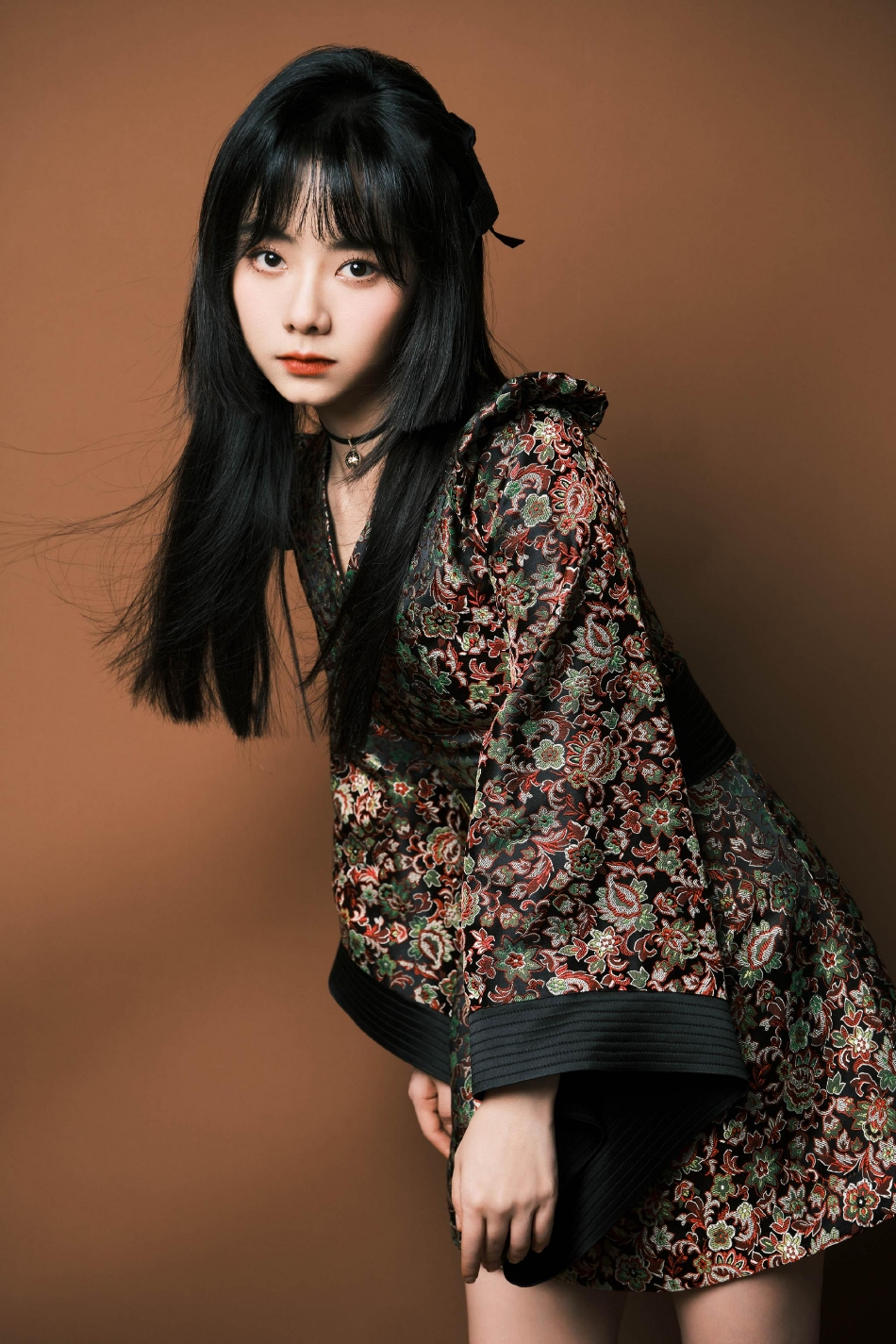 谭松韵写真大片曝光 公主切造型复古俏皮