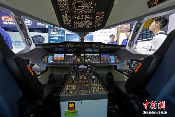 7月23日，观众了解中国商飞C919模拟驾驶舱相关信息。中新社记者 殷立勤 摄
