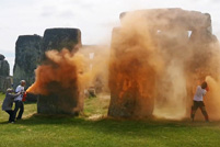 两名环保抗议者向英国巨石阵喷涂料，苏纳克发声