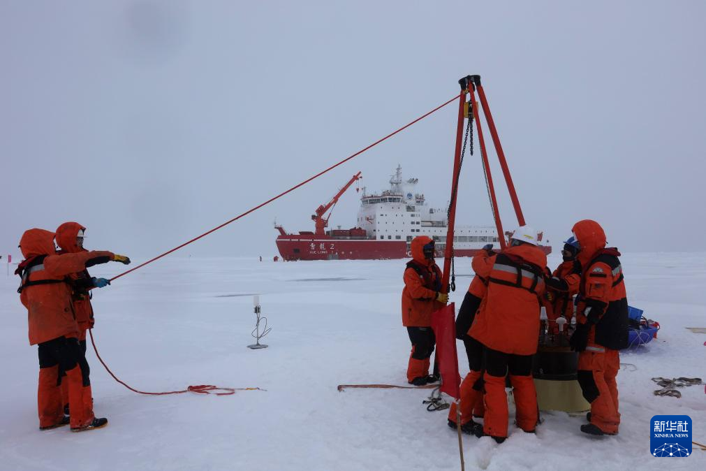 科考队员在北冰洋高纬度海域布放冰基浮标（8月25日摄）。 9月26日，搭载着100名中国第15次北冰洋科学考察队队员的“雪龙2”号极地科考破冰船顺利返回上海。由自然资源部组织的本次北冰洋科考，由“雪龙2”号、“极地”号、“深海一号”和“探索三号”四船共同实施，是我国规模最大的一次北冰洋科学考察。 这次北极考察统筹实施了国家重点研发计划相关任务，进一步提升了我国对北冰洋快速变化及其影响的认识，为深入理解和有效应对全球气候变化提供了重要支撑。 新华社记者 刘诗平 摄
