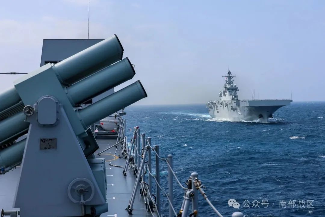 在波涛汹涌的海面上 南部战区海军某支队开展实战化舰艇编队训练 在波涛汹涌的海面上 南部战区海军某支队开展实战化舰艇编队训练