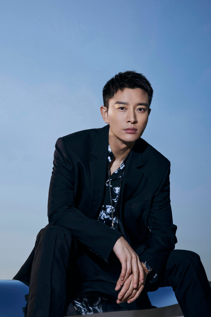 贾乃亮身着黑色西装搭配印花衬衣 优雅沉静!