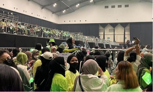 演唱会开始前，观众席站立区已是人满为患。 图自韩媒