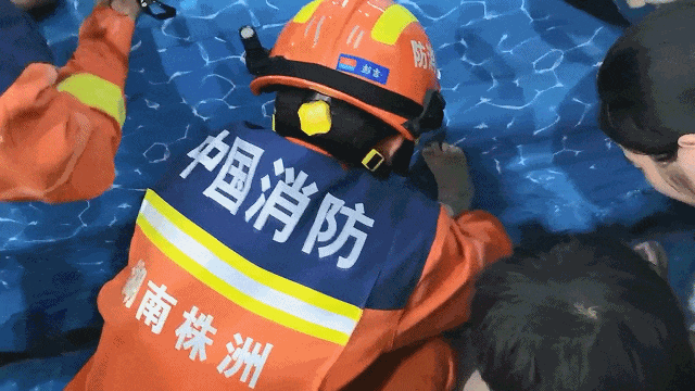 惊险！男孩整条左腿被泳池死死“咬住”插图3