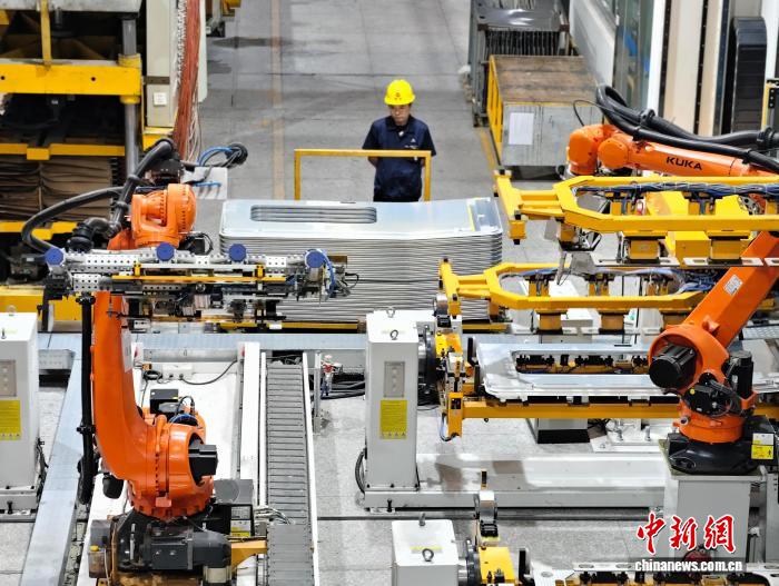 9月20日，江苏南京，智能工厂内机械臂精准操作，数控设备高效运转，不到一分钟便完成车门外框加工。中新社记者 徐珊珊 摄