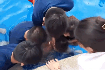 惊险！男孩整条左腿被泳池死死“咬住”插图4
