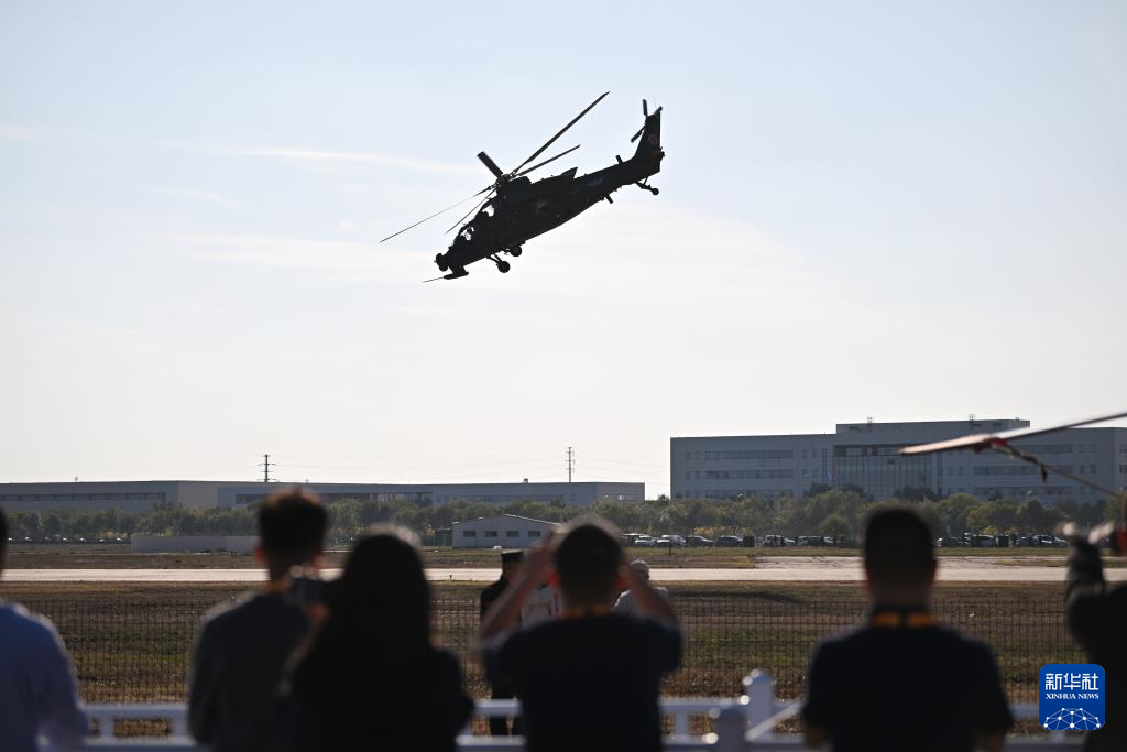 10月14日，参加飞行表演的直升机进行演练。 10月14日，第七届中国天津国际直升机博览会举行媒体探馆活动。本届天津直博会将于10月16日至19日在天津空港经济区举行。目前，各项筹备工作已进入冲刺阶段。 新华社记者 李然 摄