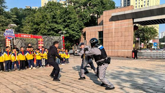 重庆长寿：童心探警营 安全伴成长