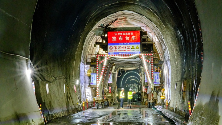天陇铁路全线首条特长隧道贯通