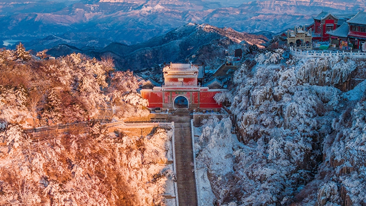 银霜裹千阶 雪锁泰山巅