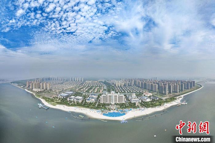 航拍万里长江入海口江风海韵绘就启东最美生态底色