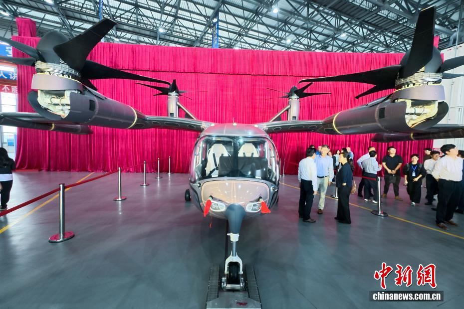 中新社记者 刘忠俊 摄 9月29日，面向低空出行的大型载人eVTOL（电动垂直起降飞行器）AE200-100首架机在四川成都正式下线。这标志着AE200-100首架机已完成机体大部段对接与核心机载系统安装工作，正式迈入适航取证冲刺与量产机型预生产阶段。图为正式下线的电动垂直起降飞行器AE200-100首架机。