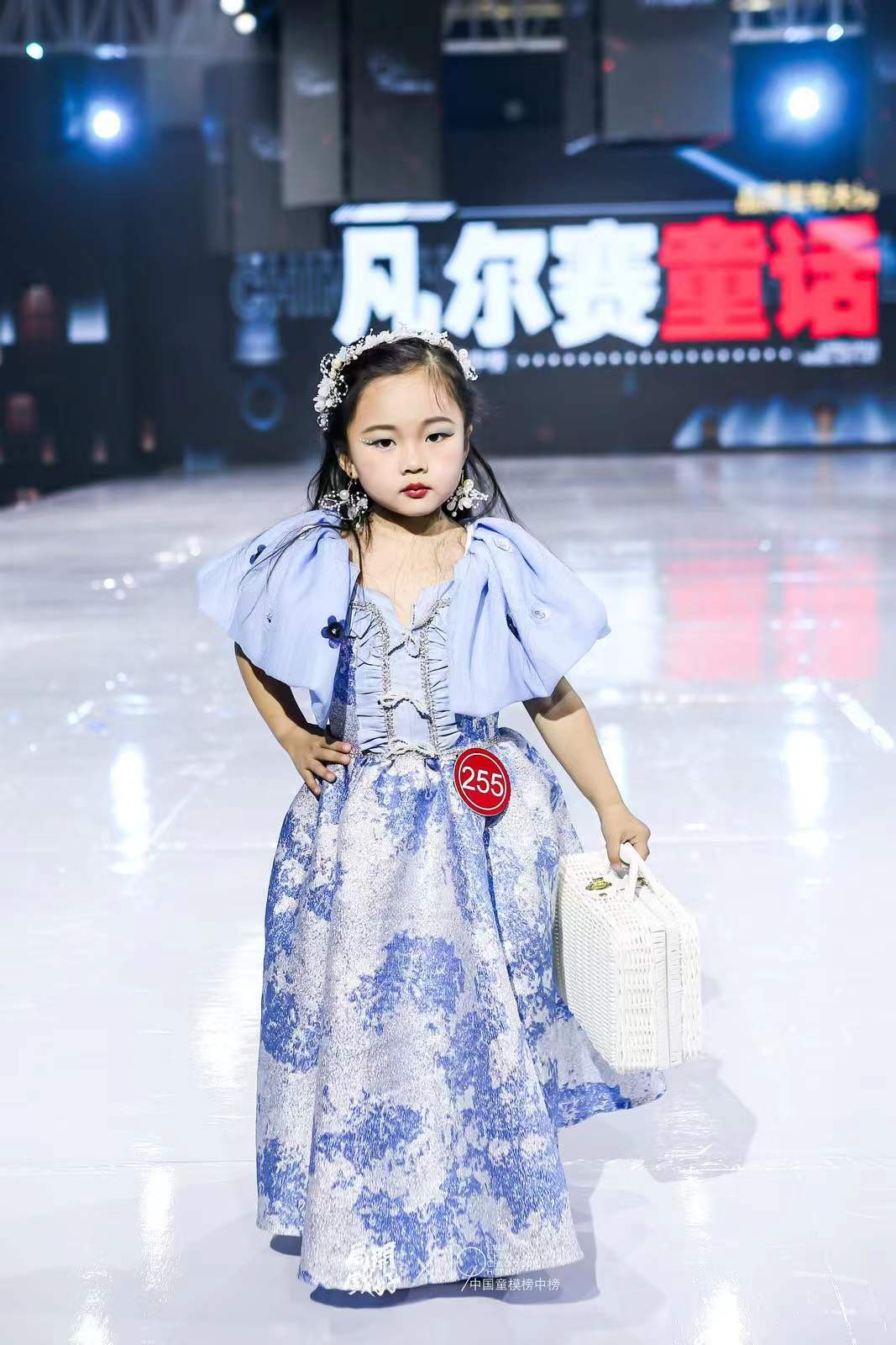 杨晔勇夺2022中国童模榜中榜时尚盛典人气偶像全国十强