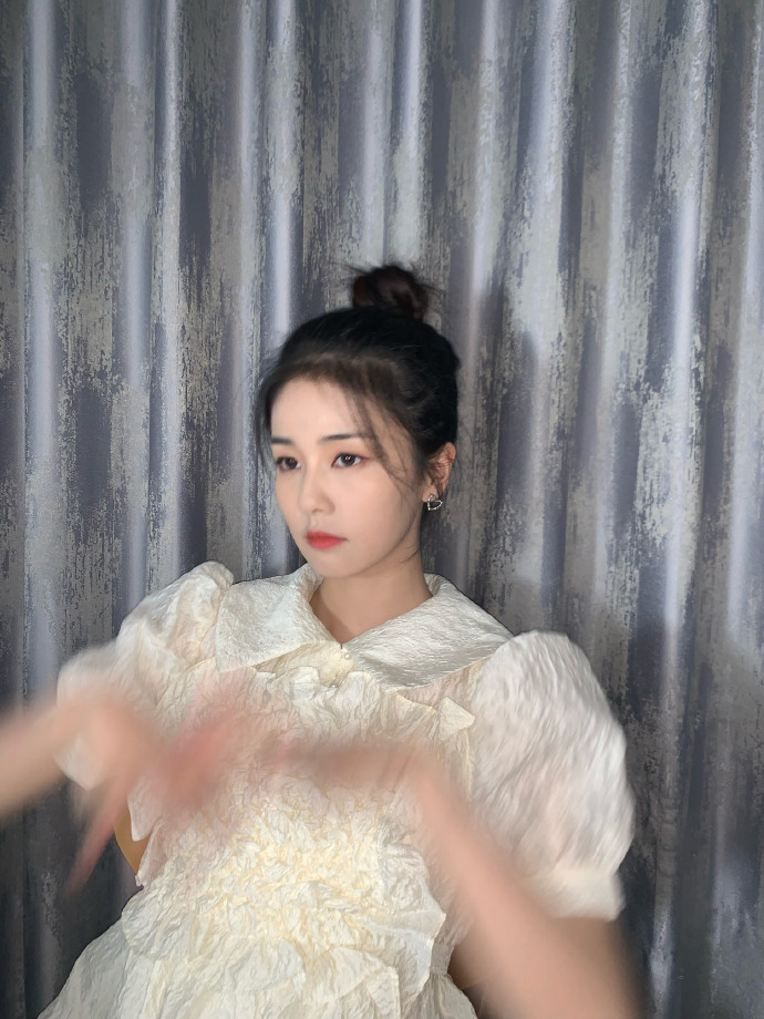 白鹿晒九宫格自拍照对镜比心元气可爱