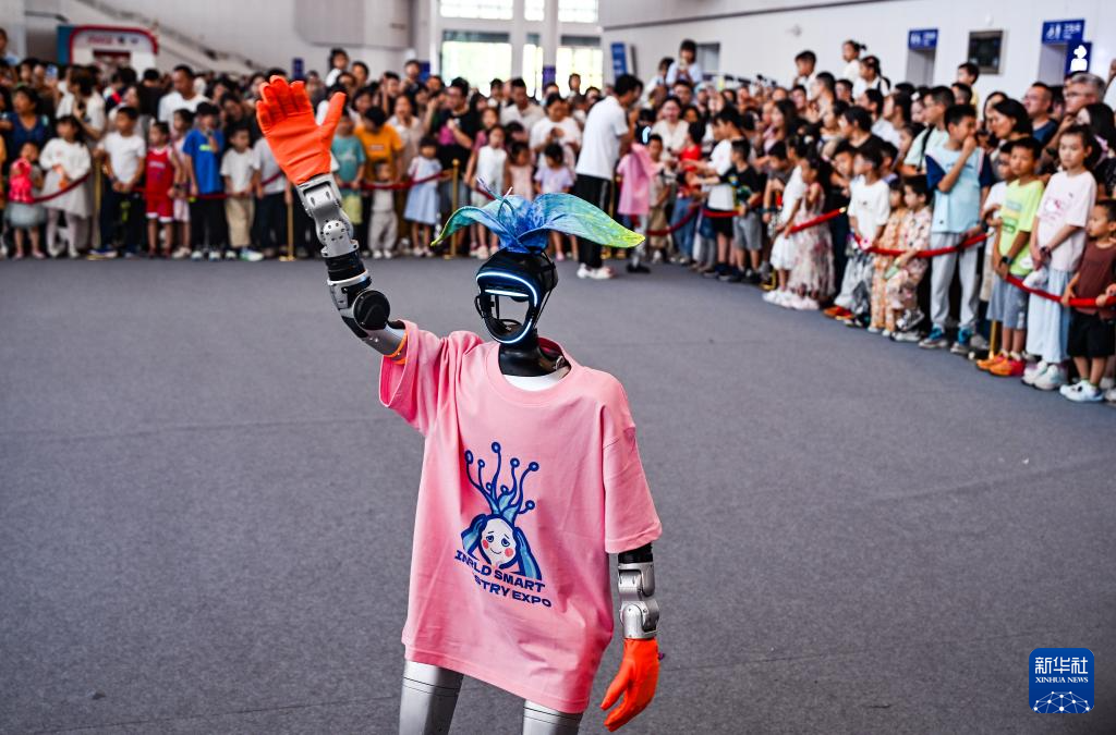 9月7日，人形机器人在2025世界智能产业博览会上与观众互动。 9月5日至8日，2025世界智能产业博览会在重庆举行。众多人形机器人在智博会上亮相，为观众带来不少乐趣。 新华社记者 王全超 摄pagebreak