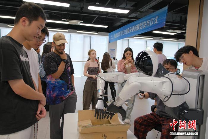 7月31日，游客在通用数据采集现场参观。中新网记者 曹丹 摄