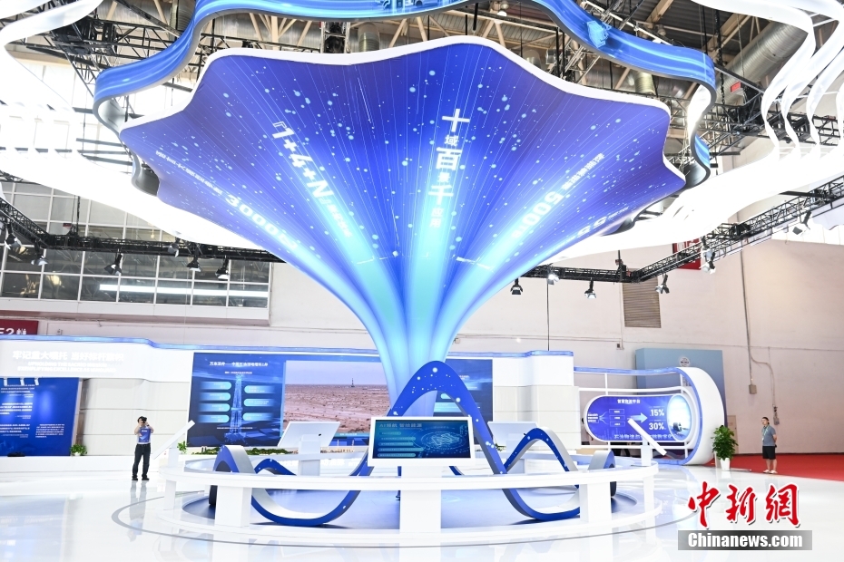 中新网记者 李骏 摄 图为观众在清洁能源链展区观展。