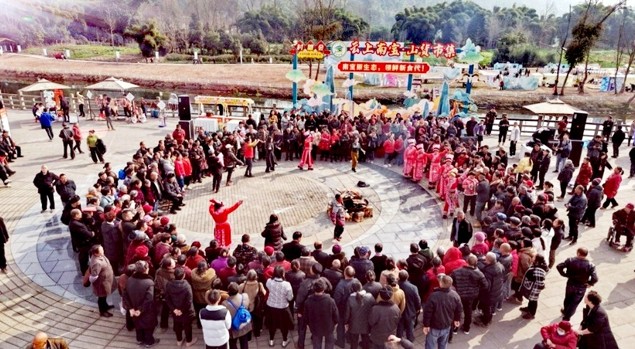 羌韵漫市集 山货聚云端：邛崃南宝山镇“村糖会”奏响农文旅融合新乐章