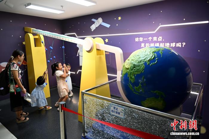 图为小朋友体验科普游戏。中新社记者 吕明 摄