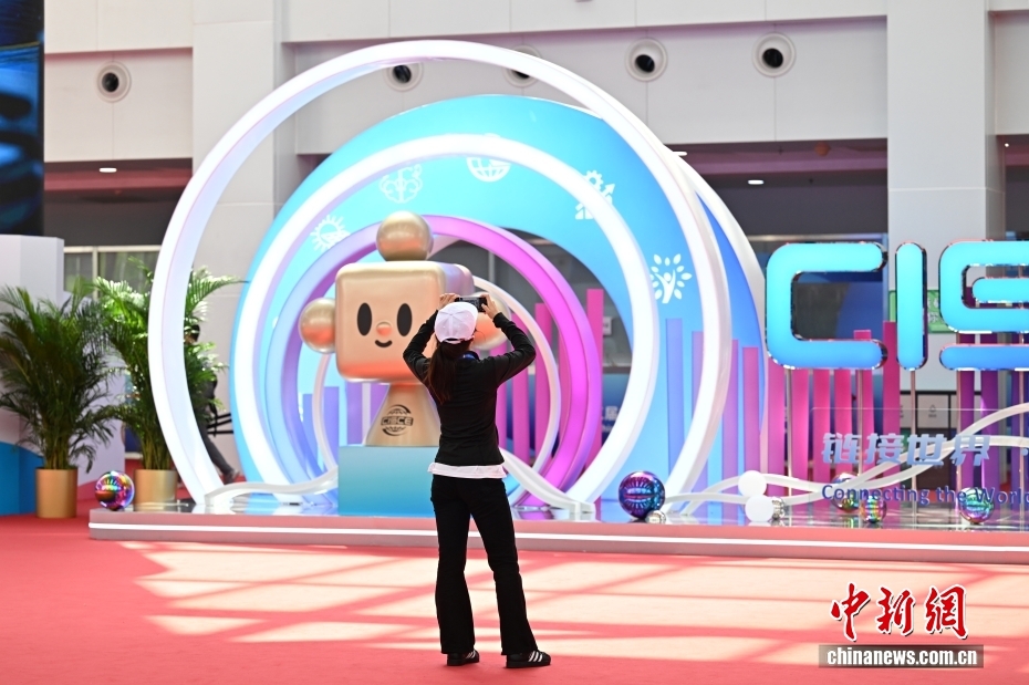 图为观众在链博会拍照留念。 中新网记者 李骏 摄