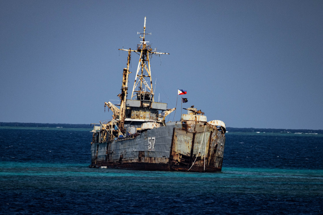 《环球时报》获菲非法“坐滩”船只独家影像：船只锈蚀极为严重，有人焚烧垃圾，菲军方人员疑似公然向仁爱礁排泄