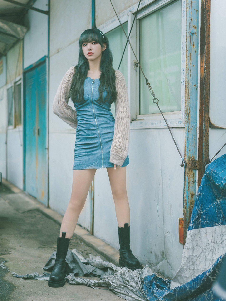 程潇穿包臀短裙配皮靴 大秀美腿