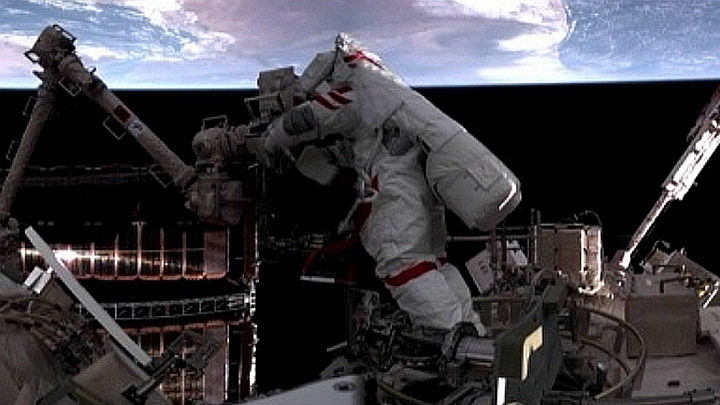 神舟二十一号航天员乘组圆满完成第一次出舱活动