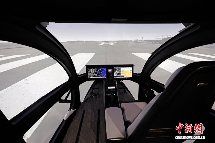 9月4日，处于运行状态下的电动垂直起降航空器（eVTOL）VE25工程模拟机驾驶室。近日，上海沃兰特航空技术有限责任公司电动垂直起降航空器（eVTOL）VE25工程模拟机正式开启试飞员训练。这台专业级工程模拟机是国内首台专业级eVTOL工程模拟机，将为eVTOL的工程试验、适航验证、飞行训练等全产业链发展积累宝贵。中新社记者 殷立勤 摄