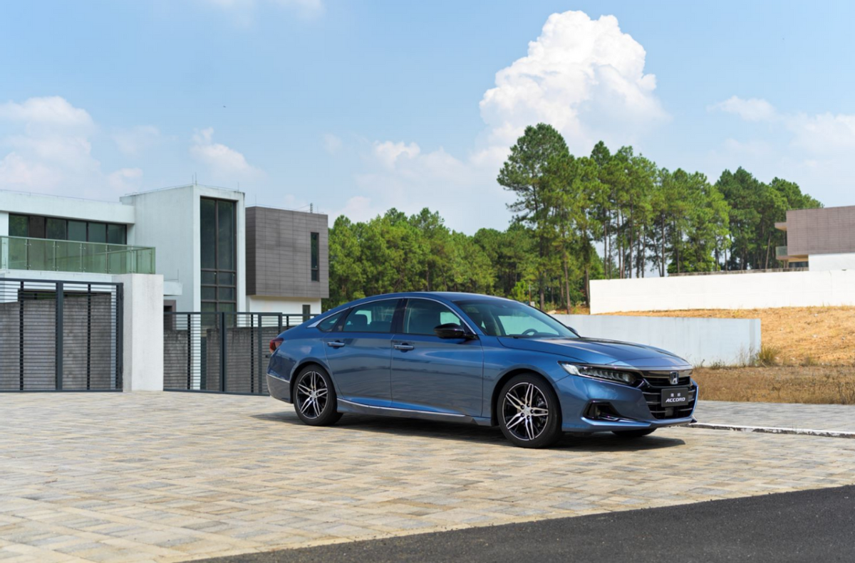 刷新"中高级轿车"标杆,试驾中期改款的全新雅阁