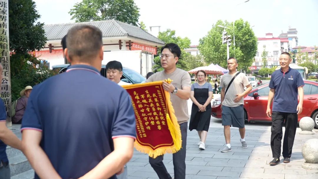 张家界司机晕倒前尽全力刹车救下整车韩国游客，自己突发疾病不幸离世，年仅41岁插图