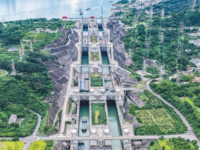 今年三峡枢纽通过量已突破1亿吨