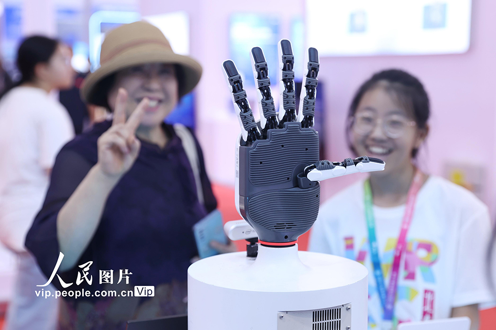 8月12日，2025世界机器人大会在北京闭幕。期间，200余家国内外企业集中展示了工业、家庭、医疗、应急等多领域的机器人应用成果，互动体验环节为本次大会的最大亮点。受暑期档与科技魅力的双重影响，众多家长带着孩子观展，使大会现场成为生动的校外科技教育阵地。孩子们在互动体验中拓宽视野、增长见识，对科学技术的兴趣被有效激发。陈晓根摄（人民图片网）