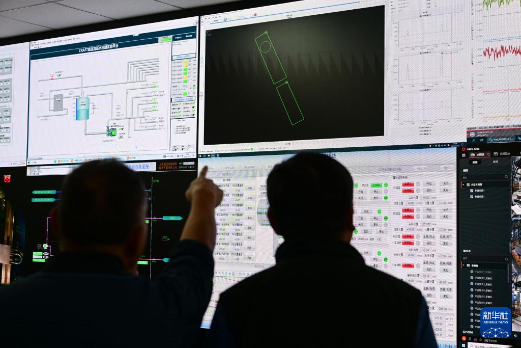 专家组在聚变堆主机关键系统综合研究设施“夸父”（CRAFT）偏滤器原型部件测试现场（10月13日摄）。 10月13日上午，聚变堆主机关键系统综合研究设施“夸父”（CRAFT）取得重要进展——偏滤器原型部件顺利通过专家组测试与验收。 测试结果显示，该部件稳态热负荷能力达到20兆瓦/平方米，靶板面向等离子体表面邻接误差小于1毫米，标志着我国自主设计的国际尺寸最大、热负荷最高的偏滤器原型部件研制成功。 新华社记者 周牧 摄pagebreak