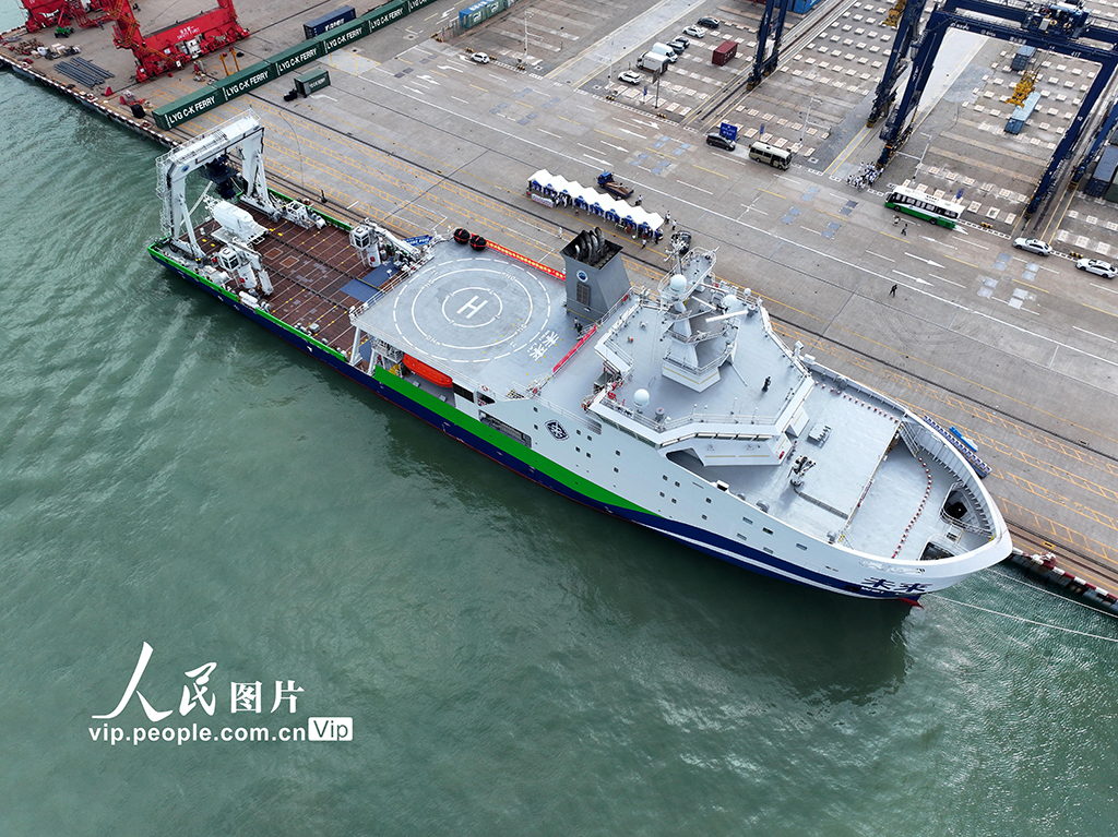 2025年7月27日，“未来”号深远海绿色智能技术试验船顺利抵达江苏省连云港港集装箱码头。 “未来”号是国内首艘深远海绿色智能技术试验船，也是连云港、无锡南北联动的重大科学基础设施项目之一，总长110.8米，满载排水量7000吨，最大航速超15节，定员80人，续航力大于10000海里，在单次任务中能够持续航行至少60天，期间无需外部补给，具备无限航区全球航行能力。这座历时6年科研攻关和设计制造的“移动的海上实验室”，将为国产船舶装备提供真实海洋测试平台，加速推动我国船舶工业绿色智能化转型。王春摄（人民图片网）