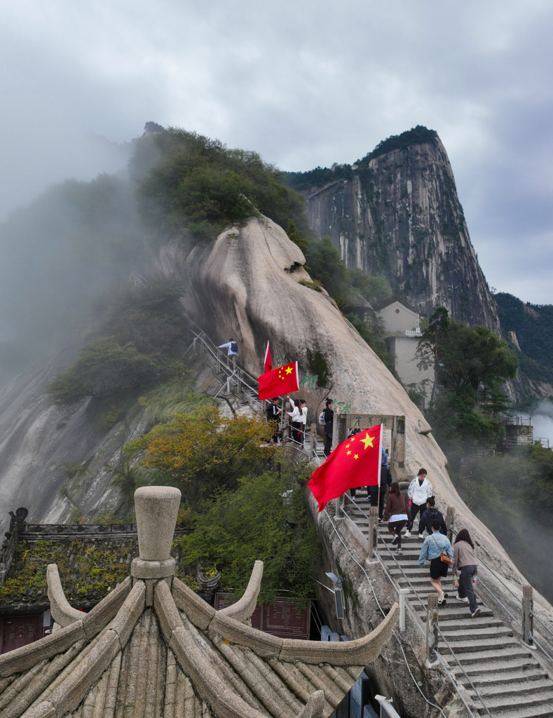 华山龙脊岭五星红旗迎风飘扬