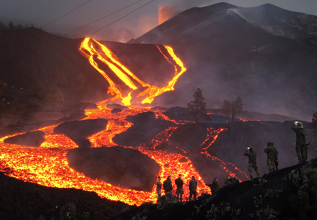 西班牙拉帕尔马岛火山持续喷发 熔岩蜿蜒淌下如同红色河流
