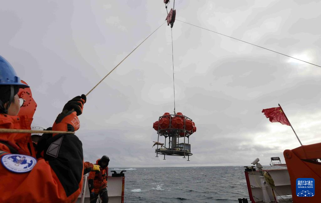 科考队员在北冰洋科考时回收生态海底着陆器（8月14日摄）。 9月26日，搭载着100名中国第15次北冰洋科学考察队队员的“雪龙2”号极地科考破冰船顺利返回上海。由自然资源部组织的本次北冰洋科考，由“雪龙2”号、“极地”号、“深海一号”和“探索三号”四船共同实施，是我国规模最大的一次北冰洋科学考察。 这次北极考察统筹实施了国家重点研发计划相关任务，进一步提升了我国对北冰洋快速变化及其影响的认识，为深入理解和有效应对全球气候变化提供了重要支撑。 新华社记者 刘诗平 摄