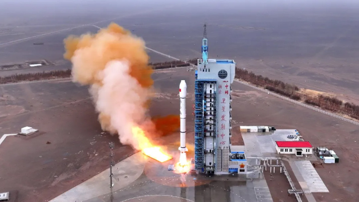 我国成功发射试验三十三号卫星