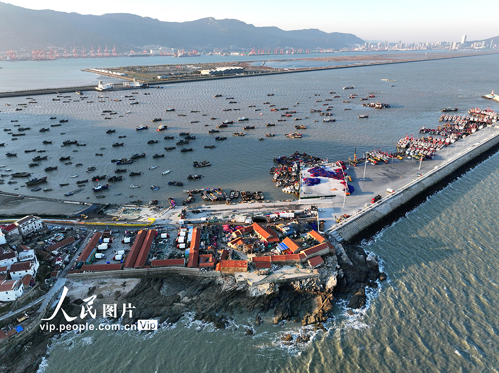 江苏连云港:渔船回港躲避寒潮大风