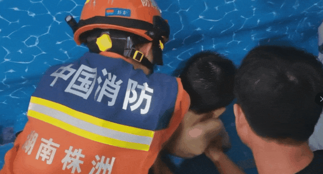 惊险！男孩整条左腿被泳池死死“咬住”插图2